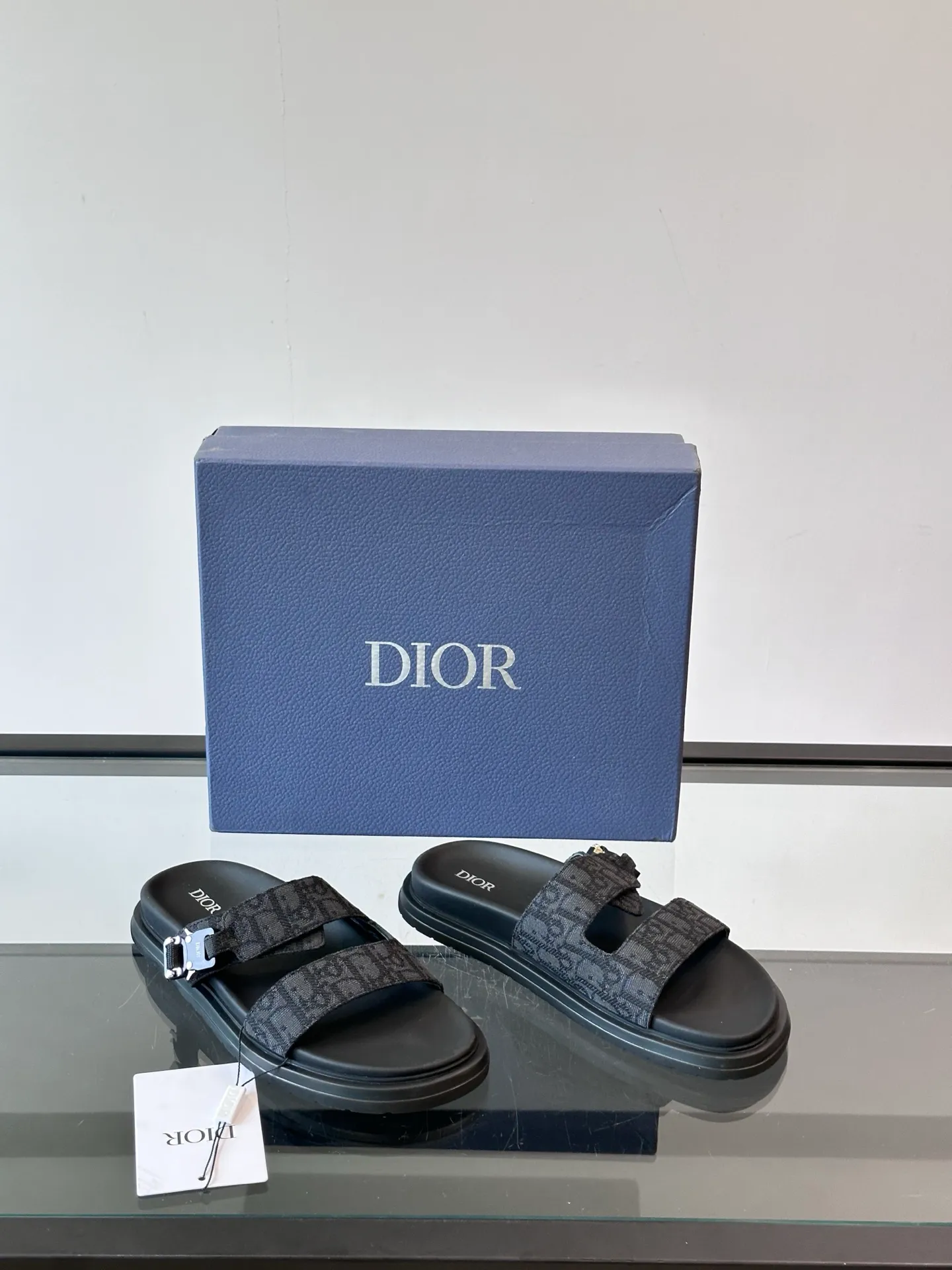 Factory price: 300💰Dior Aqua men's sandals and slippers. Showcasing Dior haute couture design. The Dior gray suede strap is accented with an aluminum Dior buckle for added style. Paired with a comfortable tonal notch sole, they pair easily with shorts or jeans for a sophisticated look. Main body: suede cow leather, technical fabric lining: cow leather, with adjustable straps, aluminum Dior buckle, Dior gray EVA insole, tonal notch rubber outsole splicing structure👌👌 size: 38-44 (45.46 customized)